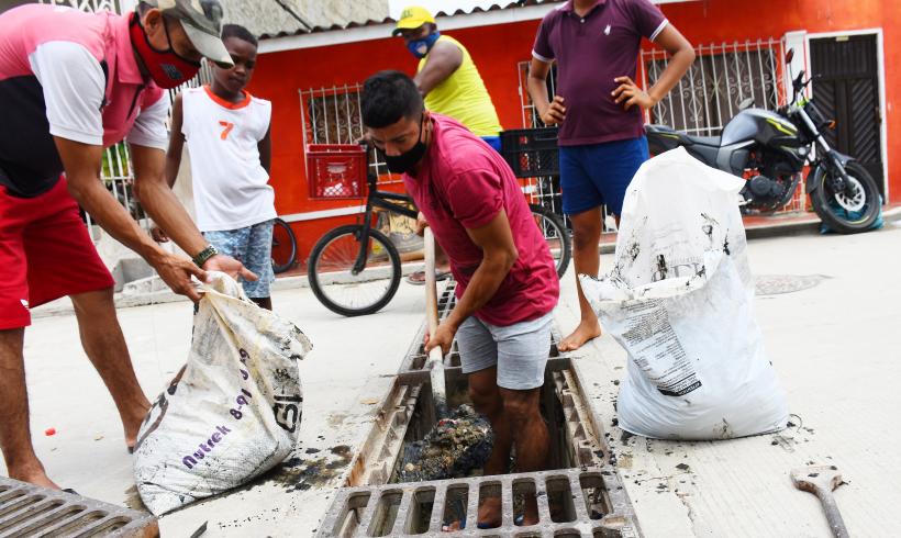 Habitantes del barrio Rebolo limpiaron las rejillas de la canalización del arroyo.