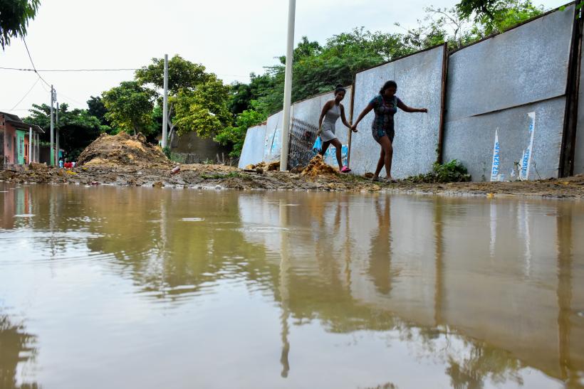 Dos mujeres caminan por una de las calles del sector de Las Canteras, en el corregimiento de La Playa.