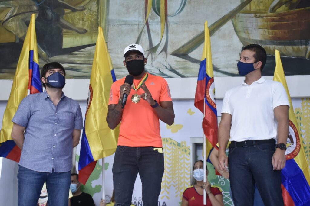 Anthony Zambrano se dirige a los presentes.