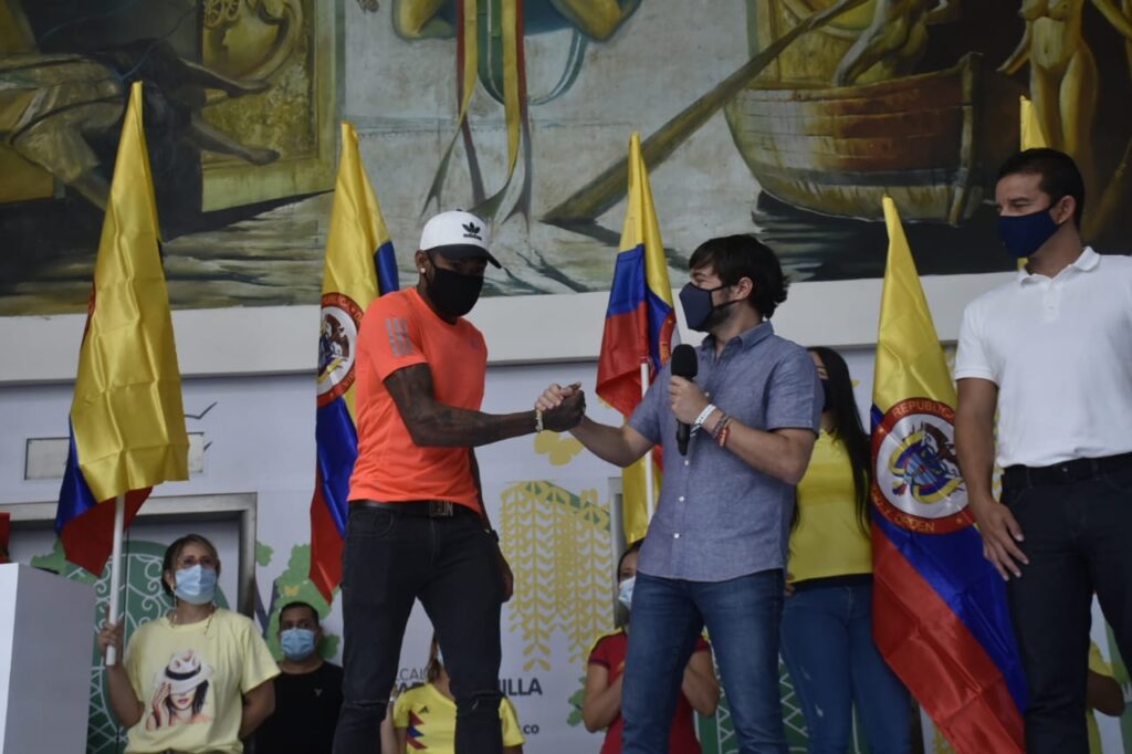 Jaime Pumarejo felicita por sus logros a Zambrano.