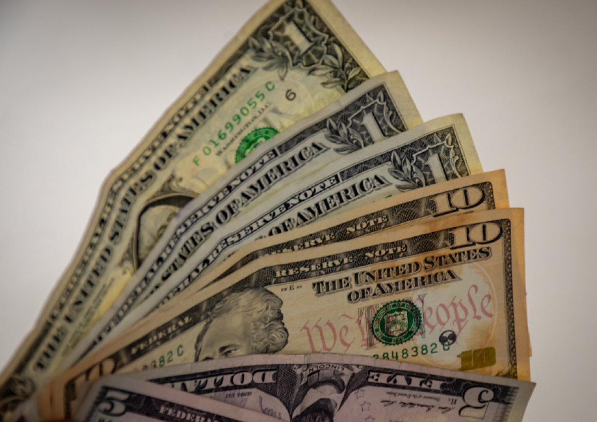 El dólar baja